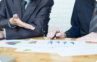 Business-team-discussing-their-ideas-office