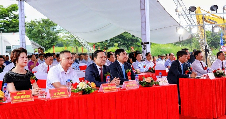 Đại biểu dự lễ khởi công dự án Khu đô thị, thương mại dịch vụ tổ 17, 18 Him Lam.